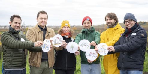 Sechs Menschen halten Schilder mit Klimaschutz-Themen hoch