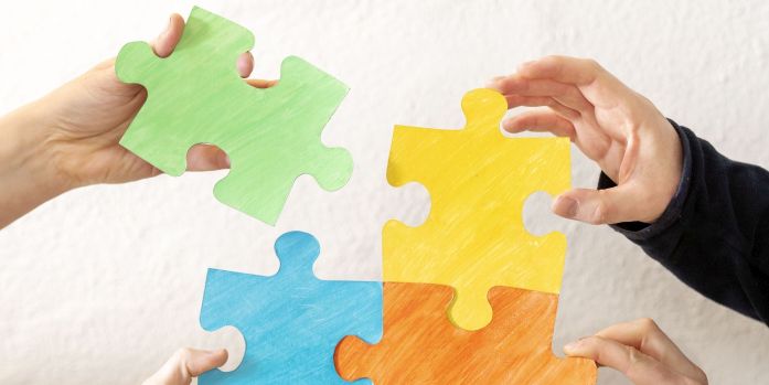 © Energieagentur Rheinland-Pfalz Hände halten Puzzelteile zusammen